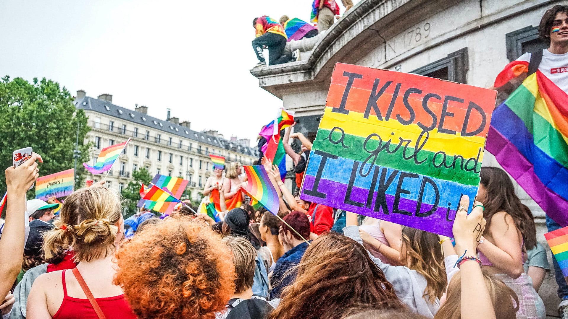 événement lesbien : marche des fiertés>
<h3>Événements importants pour la communauté LGBT en France</h3>
<p>La communauté lesbienne en France a connu plusieurs événements importants qui ont contribué à façonner les droits, la visibilité et la reconnaissance des personnes lesbiennes. Bien que la liste ne soit pas exhaustive, voici quelques événements clés :</p>
<p><strong> Dépénalisation de l’homosexualité (1982) :</strong> En 1982, la France a dépénalisé l’homosexualité, marquant un tournant crucial pour la communauté LGBTQ+ en général, y compris les lesbiennes.</p>
<p><strong> PACS (Pacte civil de solidarité) (1999) :</strong> L’introduction du PACS en 1999 a permis aux couples de même sexe, y compris les lesbiennes, de formaliser leur union civile, bien que cela ne soit pas équivalent au mariage.</p>
<p><strong> Mariage pour tous (2013) :</strong> L’adoption de la loi du mariage pour tous en 2013 a été une étape historique, permettant aux couples de même sexe, dont les lesbiennes, de se marier légalement en France.</p>
<p><strong> Marche des Fiertés LGBT (annuelle) :</strong> Les Marches des Fiertés LGBT, également connues sous le nom de Gay Pride, se tiennent chaque année dans plusieurs villes de France, offrant un espace de célébration, de revendication et de visibilité pour la communauté lesbienne.</p>
<p>Photo de <a href=